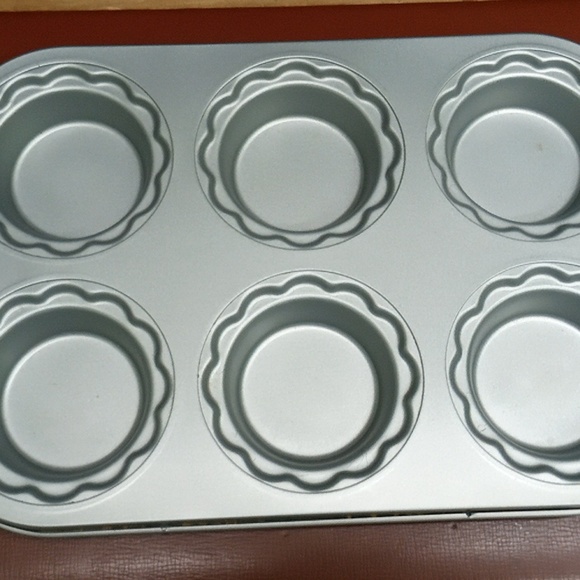 Pampered Chef 6 Cavity Cupcake Pan - Picture 2 of 2